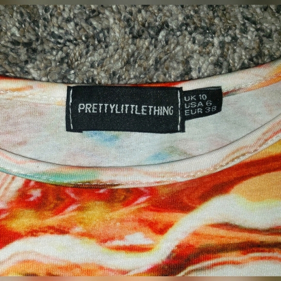 PrettyLittleThing| Abstract Print Ruched Side String Crop Top Graphic Tshirt - Picture 2 of 4